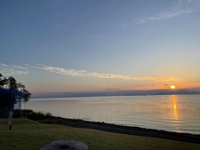 陽が上がる琵琶湖