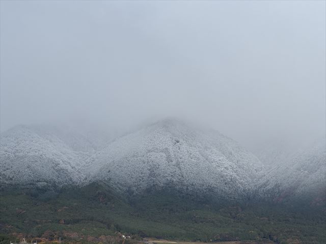 雪化粧の比良山地