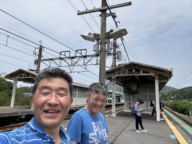 永原駅のホームで