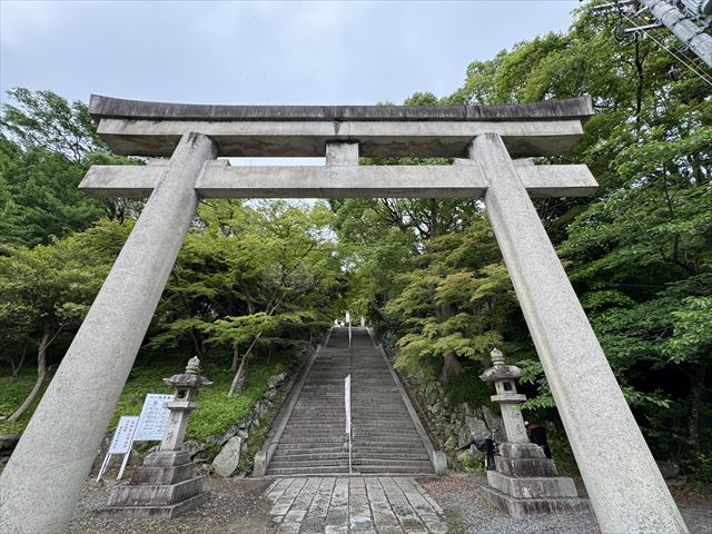四条畷神社の鳥居と階段