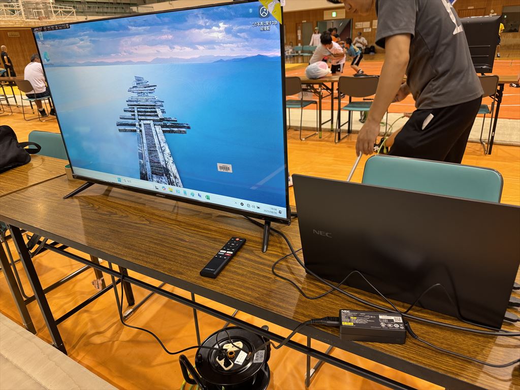 ノートパソコンと大型ディスプレイ